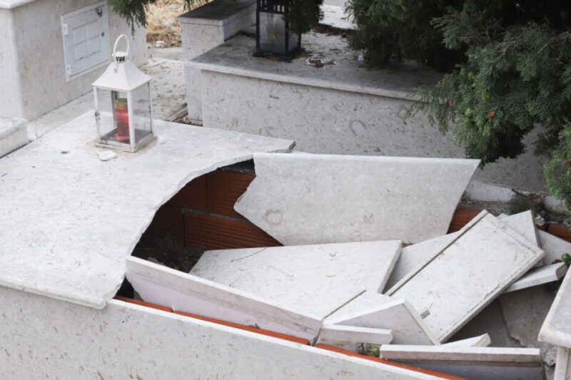 Ništa neće biti zaboravljeno: Ko i zašto ruši srpska groblja i krstove od Bosne do Kosmeta