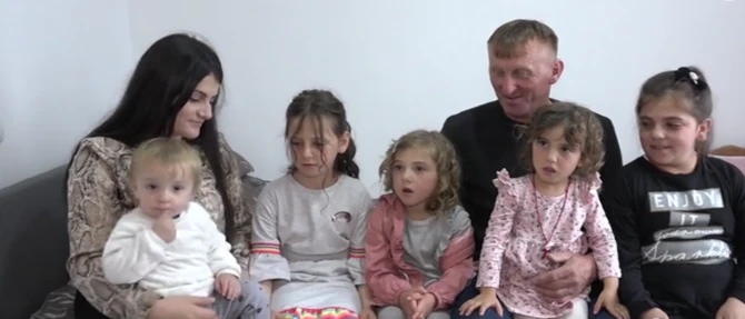 Prelepa Albanka se sa samo 15 godina udala za Duška koji je imao 37: Rodila je pet ćerki u trošnoj kući na Goliji bez VODE I KUPATILA