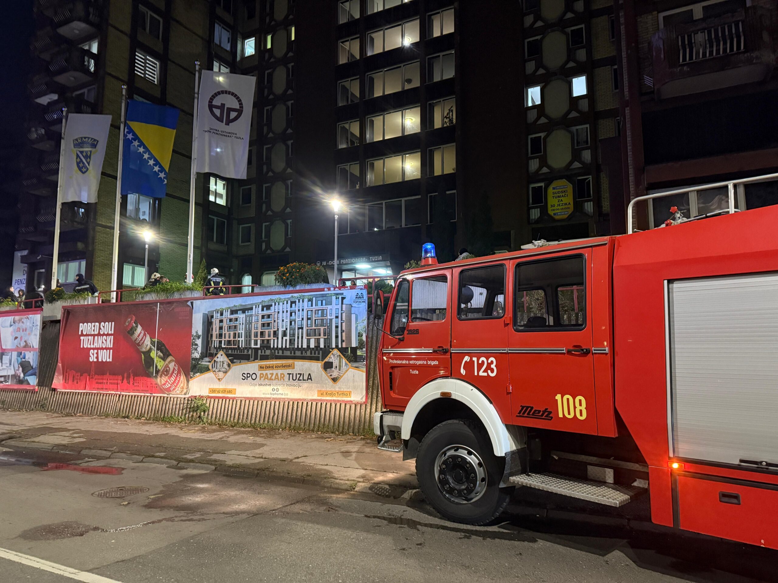 Sablasna tišina ispred Doma u kojem je poginulo devet osoba: Jedino se čuje zvuk rotacija, porodice čekaju informacije o najmilijim(video)