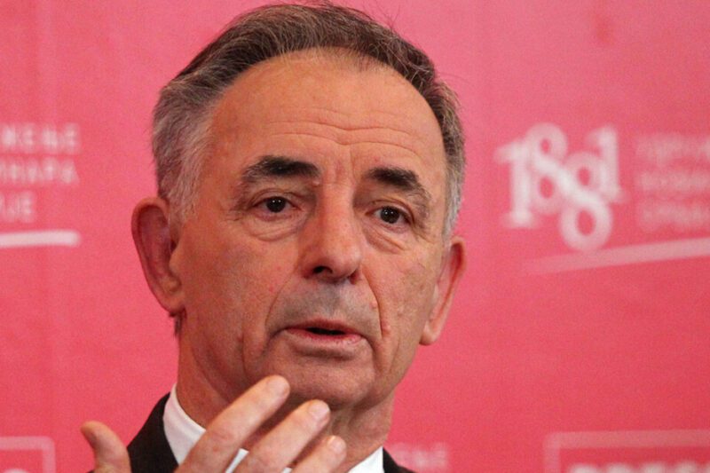 Hrvatski desničari ispred Srpskog narodnog veća u Zagrebu