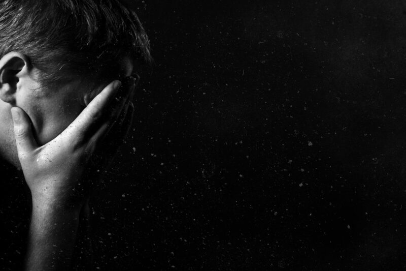 Kada Sunce Umre: Zimska Tama u Duši i Borba Protiv Sezonske Senke Depresije