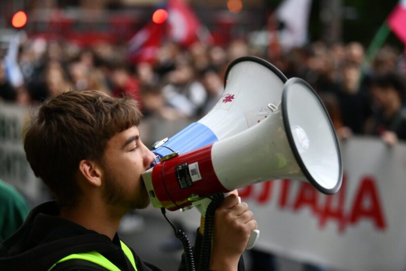 Prošla je godina otkad su studenti započeli blokade fakulteta i borbu protiv režima u Srbiji, zahtevajući da se procesuiraju odgovorni zbog pogibije šesnaest ljudi koji su stradali kada je pala nadstrešnica Železničke stanice u Novom Sadu. Kako kažu za Nova.rs, iako sada deluje da su “utihnuli”, oni se ustvari samo pripremaju za nešto “veće i masovnije”.