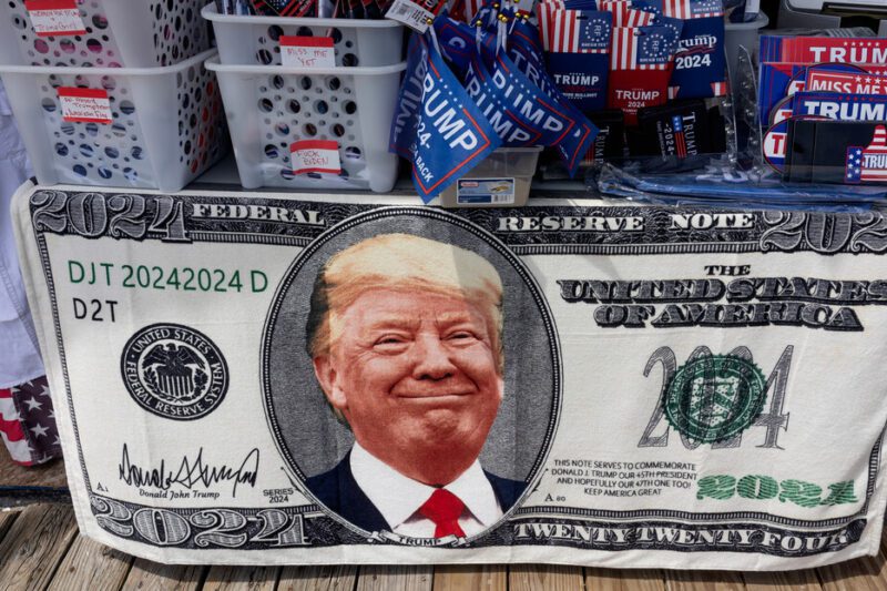 Ima li smisla: Zašto je Tramp srećan zbog sunovrata dolara